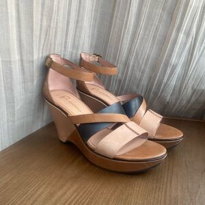 b. makowsky Tan and Black Wedge Sandals
